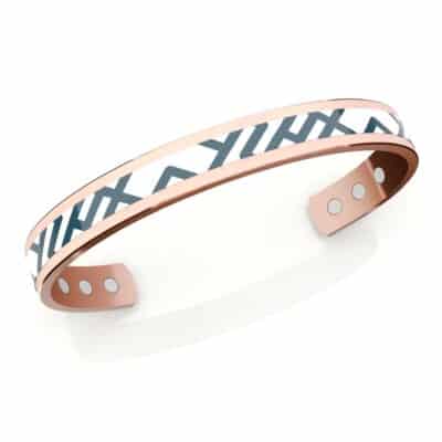 Bracciale in rame di colore bianco con logo ingrandito