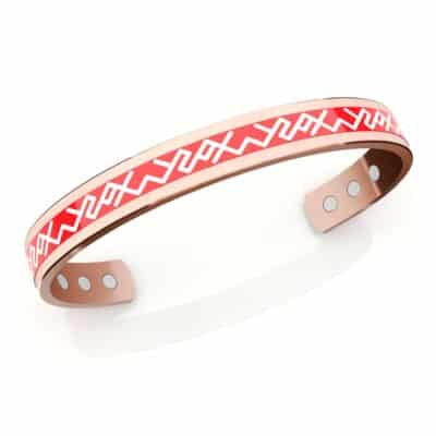 Bracciale in rame di colore rosso con logo ripetuto