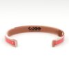 Bracciale in rame di colore rosso con logo sul retro