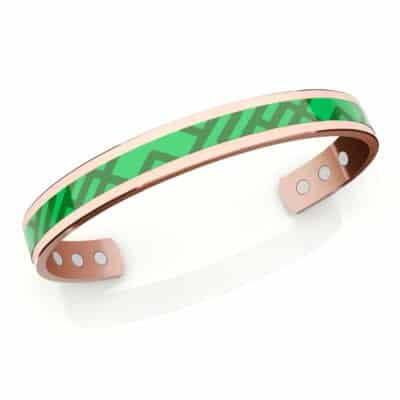 Bracciale in rame di colore verde con logo ingrandito