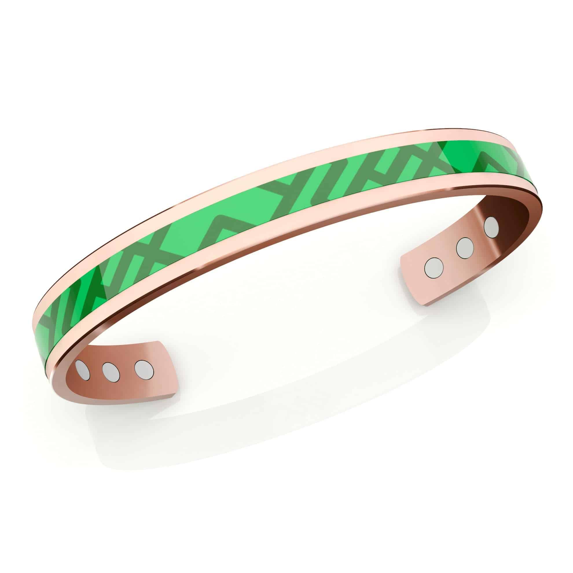 Bracciale in rame di colore verde con logo ingrandito