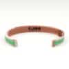 Bracciale in rame di colore verde con logo ripetuto (retro)