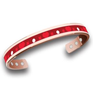 Bracciale in rame per coppie con cuori rossi su sfondo bordeaux