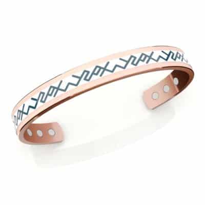 Bracciale in rame di colore bianco con logo ripetuto