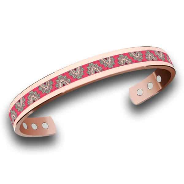 Bracciale in rame con mandala su sfondo rosa