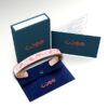 Bracciale in rame con fenicotteri su sfondo rosa provvisto di scatola e bag in velluto