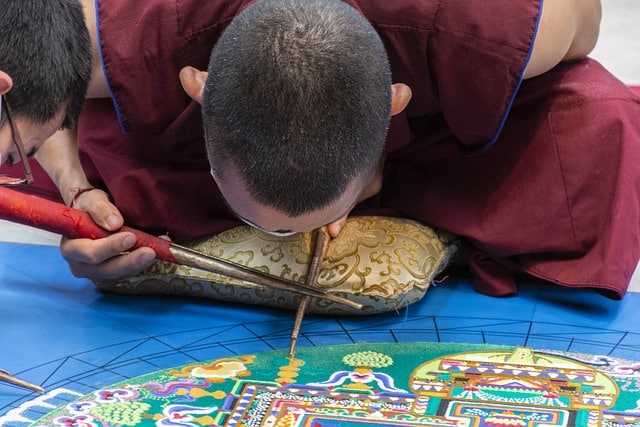 monaci che disegnano un mandala